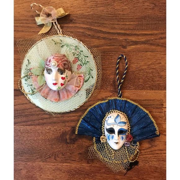 A PAIR OF MARDI GRAS STYLE PORCELAIN (believed) MASK WALL HANGINGS - Picture 1 of 5